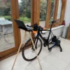 Mesa para entrenamiento de ciclismo dentro de casa con porta bebidas y celular