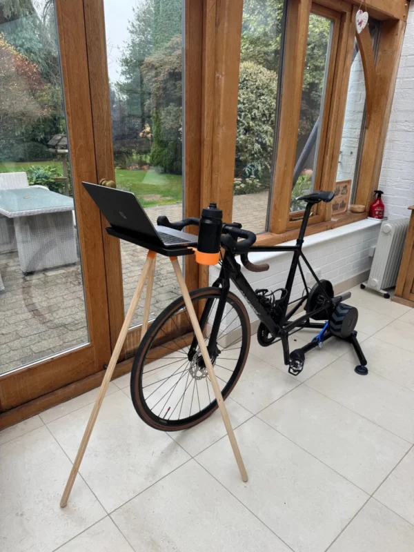 Mesa para entrenamiento de ciclismo dentro de casa con porta bebidas y celular
