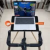 Mesa para entrenamiento de ciclismo dentro de casa con porta bebidas y celular